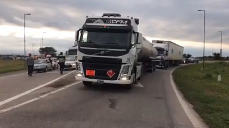 Salta: Camioneros cortan la ruta 9/34 y abren paso cada 20 minutos
