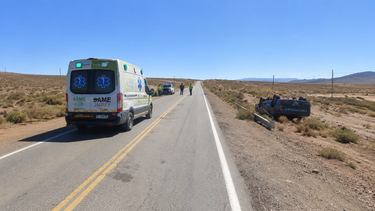 Dos hermanos viajaban en un Chevrolet cuando el conductor perdió el control. El acompañante salió despedido y murió.