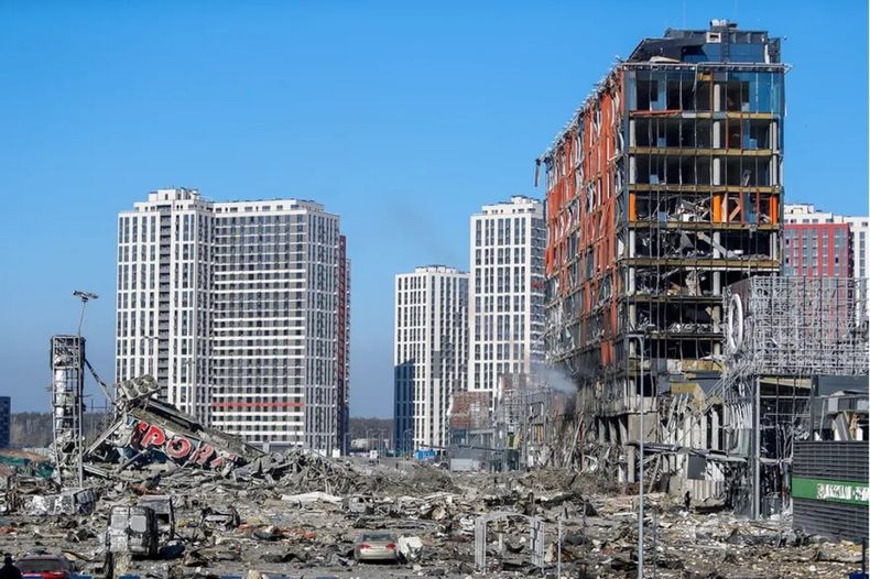 Bombardeo. Vista del shopping devastado en Kiev (La Nación)