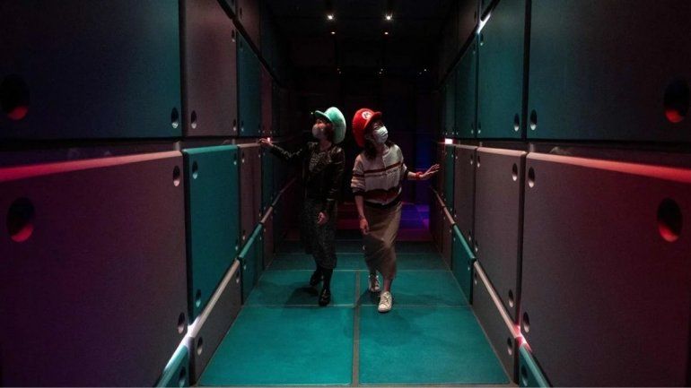 Los aficionados caminan por el nivel subterráneo - Philip FONG - AFP