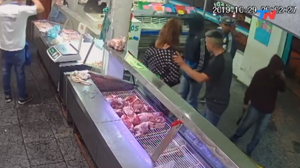 Impactantes imágenes del robo a mano armada en una carnicería