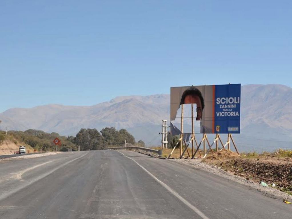 Carteles rotos de Scioli