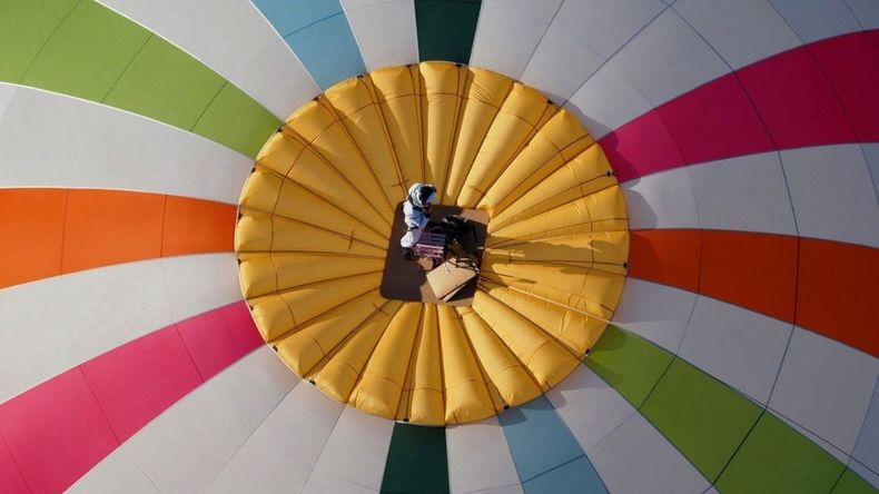 Remi Ouvrard rompe el récord mundial por estar parado sobre un globo aerostático&nbsp;