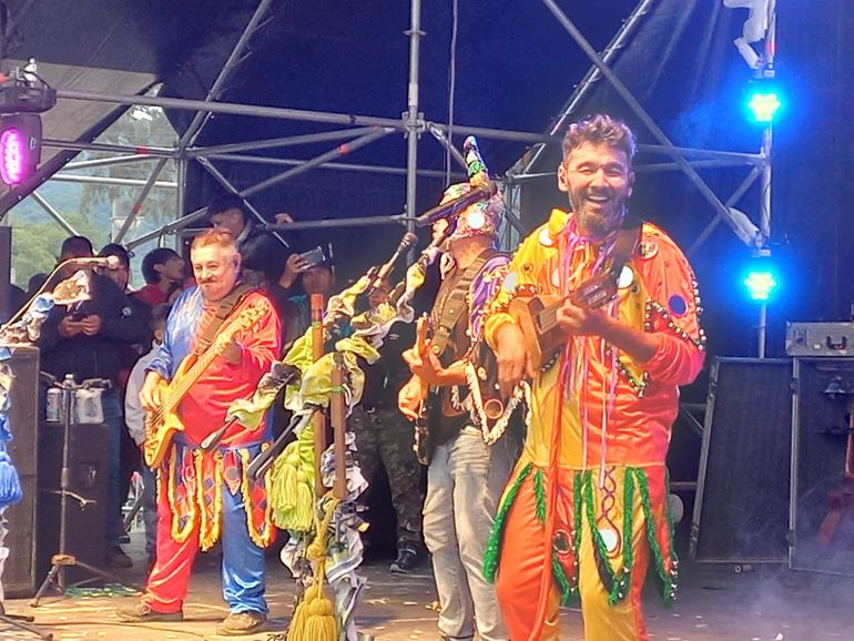 Los anfitriones a pura música.