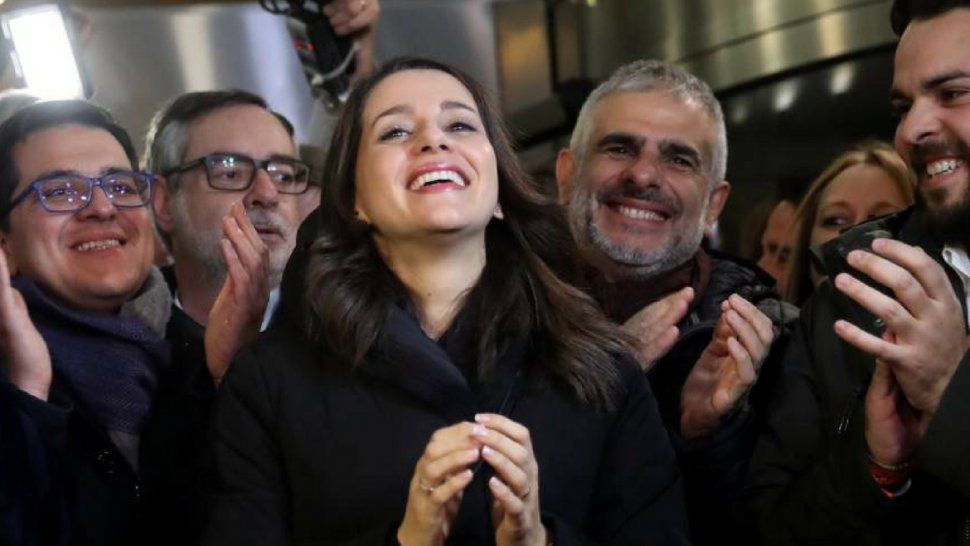 Inés Arrimadas, líder del partido Ciudadanos es saludada por sus compañeros&nbsp;