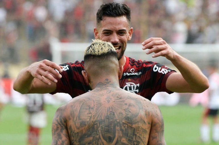 Mari abraza a Barbosa tras el gol que le dio la victoria a Flamengo Fuente AFP - Cr&eacute;dito Ernesto BENAVIDES