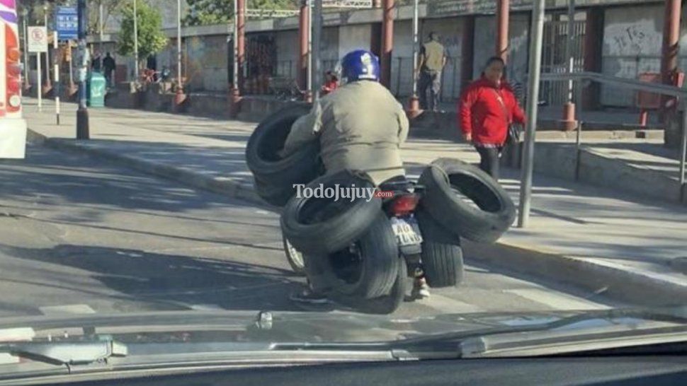 Otra vez la inconsciencia al volante: maneja una moto cargando 6 neumáticos
