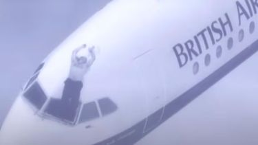 Fue succionado fuera del avión y sobrevivió porque lo agarraron de los pies.