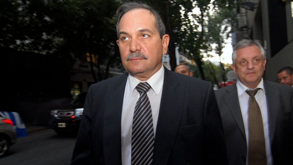 Alperovich volvió al país y ratificará ante el Senado su pedido de licencia