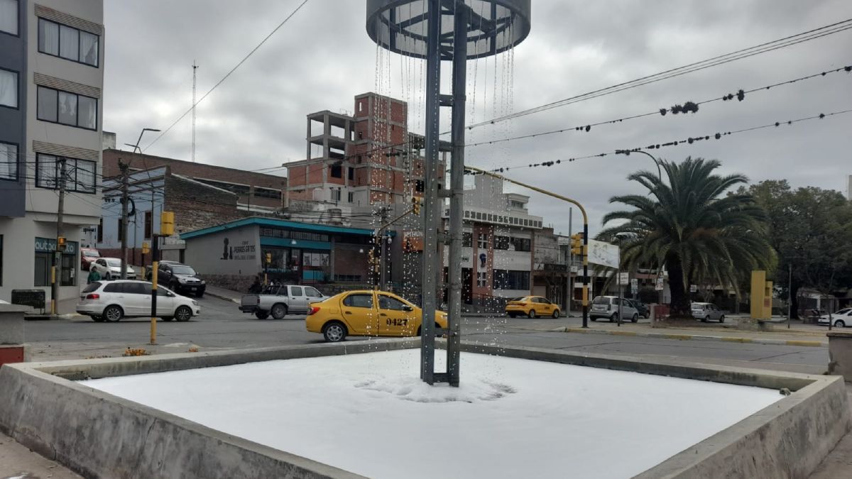 Espuma en la fuente de 19 de Abril