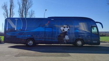 El nuevo micro de Nápoles fue diseñado con imágenes de Diego Maradona.