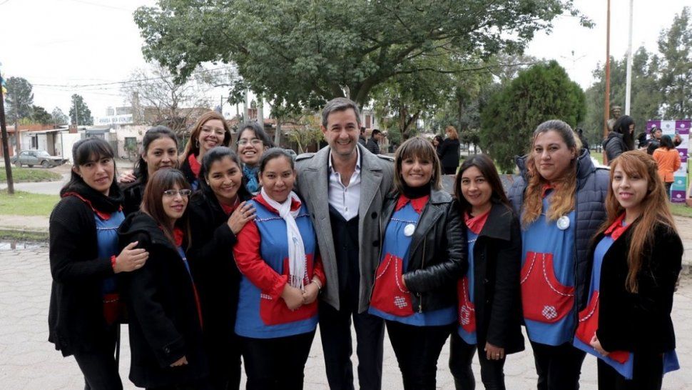 palpala conmemora a las maestras jardineras en el paseo de los docentes