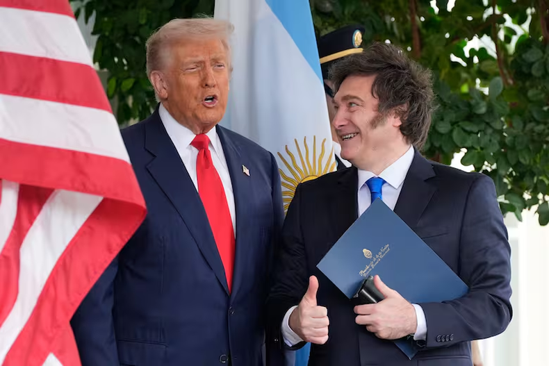 El presidente Donald Trump saluda al presidente argentino Javier Milei en la Casa Blanca, el 14 de octubre de 2025, en Washington. (Foto AP/Alex Brandon, Archivo)