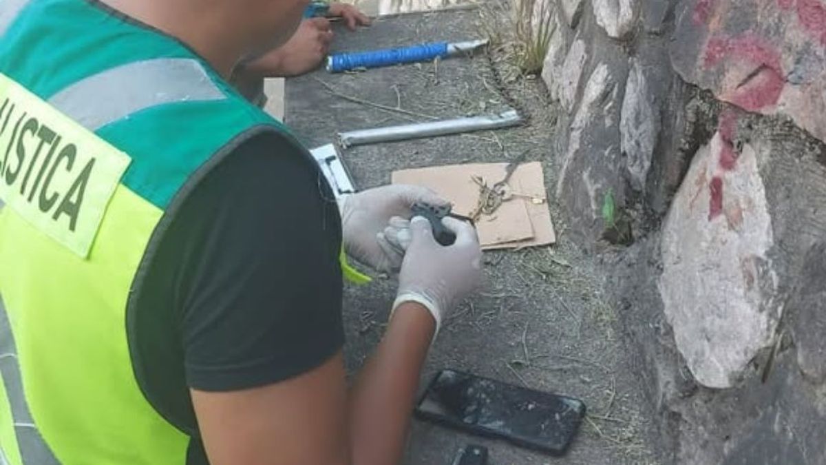 Amenazaron con un arma de fuego a una mujer en barrio Mariano Moreno e intentaron escapar