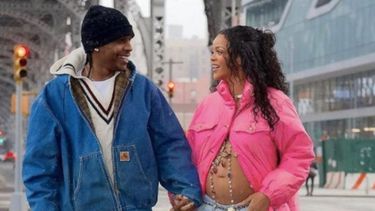 Robyn Rihanna Fenty se vistió con un look de jeans rasgados de tiro bajo, y un abrigo fucsia de Karl Lagerfeld para comunicar su embarazo.