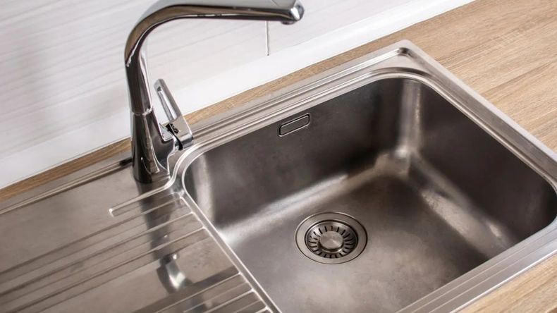 El eficaz truco casero para destapar la bacha de la cocina