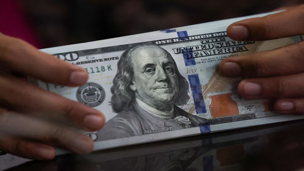 El dólar tocó un nuevo mínimo desde octubre y está 20% por debajo del techo de la banda. El dólar tocó un nuevo mínimo desde octubre y está 20% por debajo del techo de la banda.