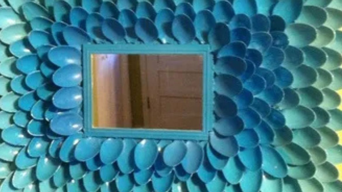Reciclaje: utilizá los envases de plástico que ya no usás para decorar marcos de espejos