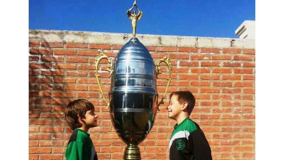 Imponente trofeo en juego