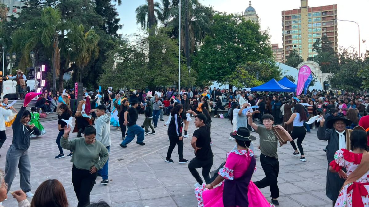 Conmemoración del Éxodo Jujeño: música, danza y costumbres jujeñas en Plaza Belgrano