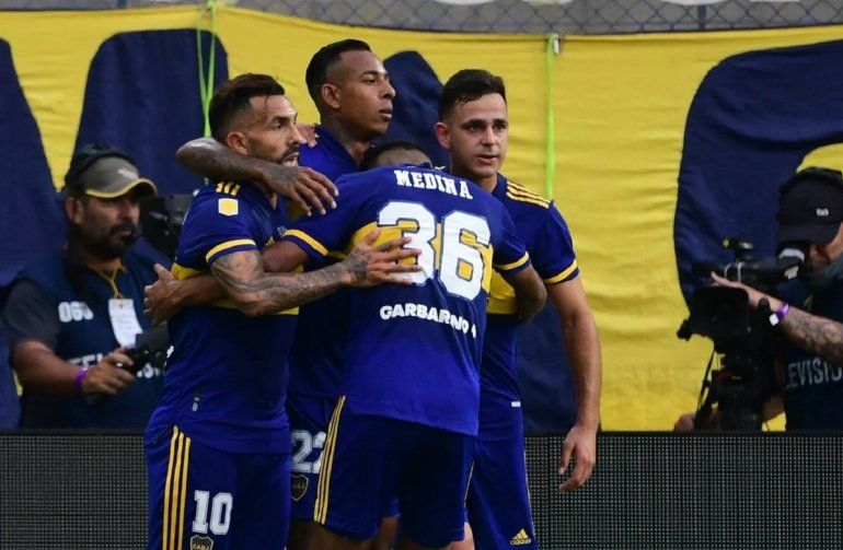 Los jugadores festejaban el 1 a 0 a los 40 del primer tiempo