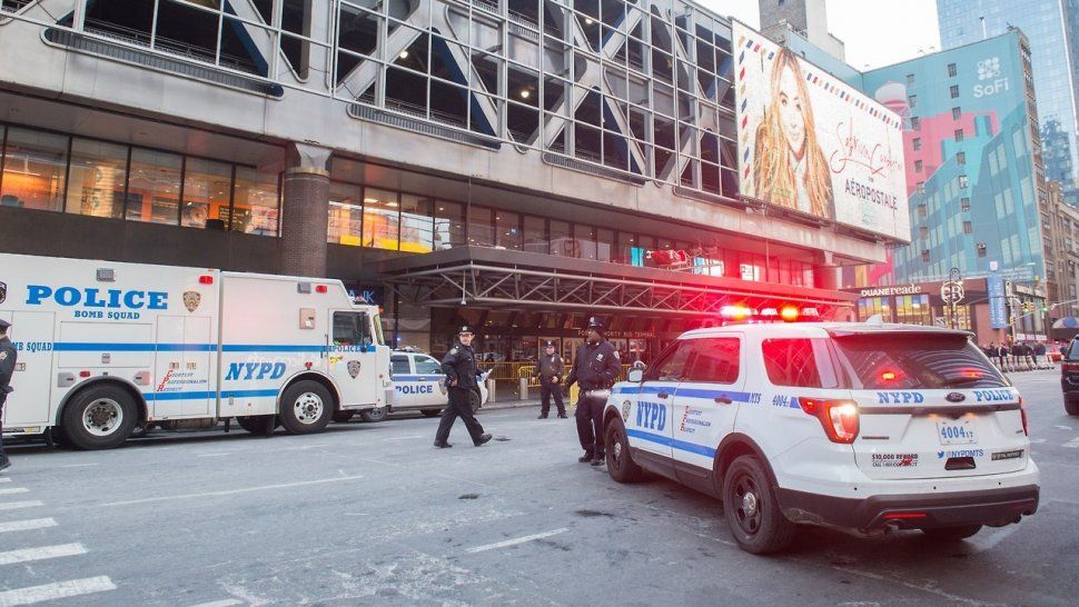 Atentado en una terminal de Nueva York: un explosivo detonó en un pasillo