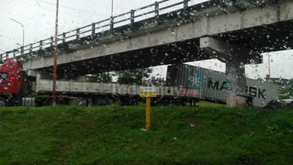¡un mal calculo! el camion era mas alto que el puente y perdio el container