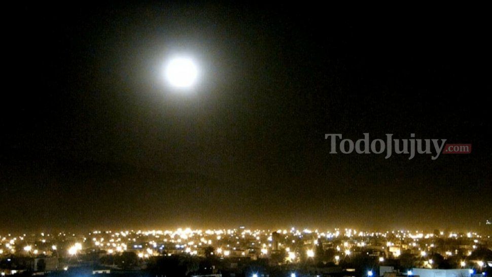 Espectacular, mirá la super luna en Jujuy