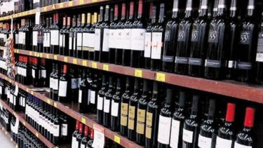 Por suerte para la pareja, en la caja solamente le cobraron la botella que llevaron.