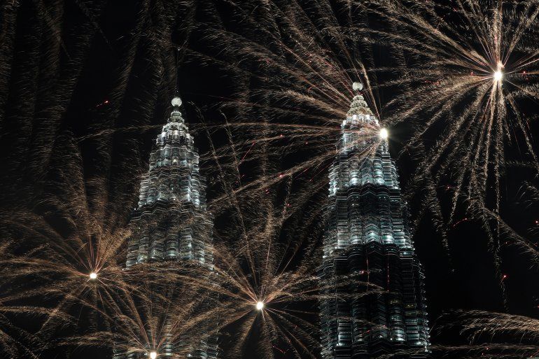 Fuegos artificiales frente a las torres Petronas en Kuala Lumpur, Malasia, para recibir el 2020