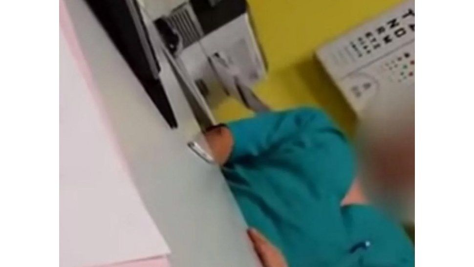 Se masturba ante su paciente