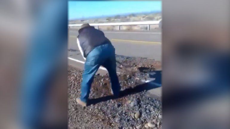 pala en mano rellenó un pozo en la ruta.jpg