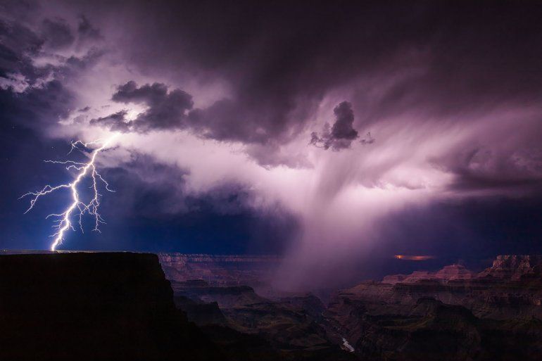 Una tormenta eléctrica de verano desata relámpagos en el borde sur del Gran Cañón.