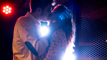 Insólito: conoció a un chico en una fiesta, le dio un beso y contrajo una era enfermedad.&nbsp;