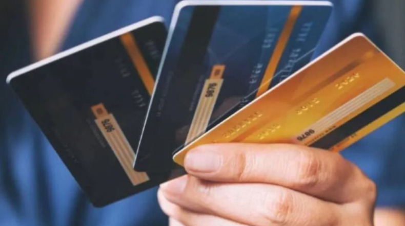  El uso de la tarjeta de crédito se convirtió en una herramienta para cubrir gastos cotidianos, en un contexto de inflación persistente y salarios rezagados.