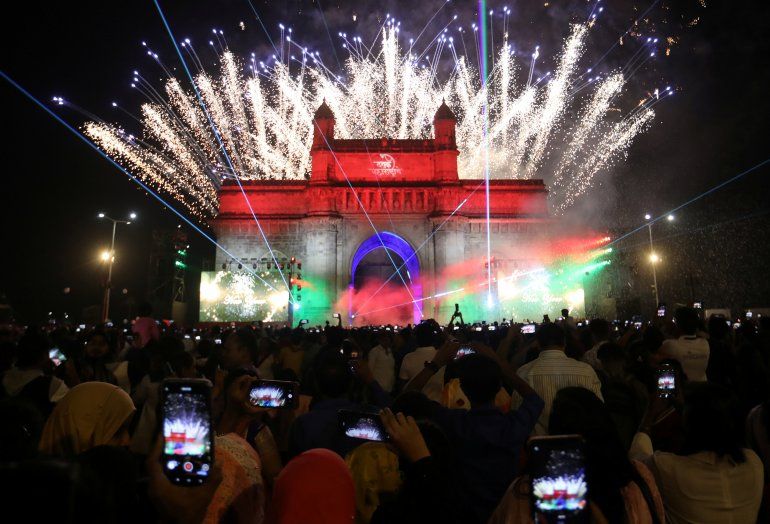 Fuegos artificiales sobre el monumento de la Puerta de la India el d&iacute;a de A&ntilde;o Nuevo en Mumbai (REUTERS Francis Mascarenhas)