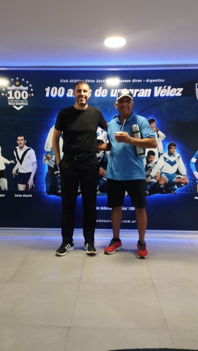 El presidente del club Miraflores se reunió con dirigentes de Vélez.