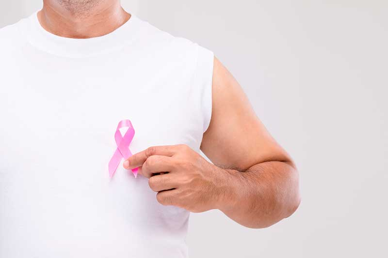 Aunque es poco frecuente, el cáncer de mama también afecta a los varones. Un especialista explicó qué síntomas no deben ignorarse y qué cuidados tener.