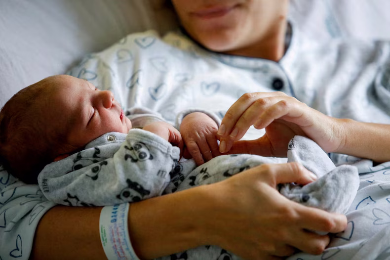 Un informe del Observatorio del Desarrollo Humano de la Universidad Austral reveló que nacen 260.000 bebés menos por año que hace una década. Un informe del Observatorio del Desarrollo Humano de la Universidad Austral reveló que nacen 260.000 bebés menos por año que hace una década.