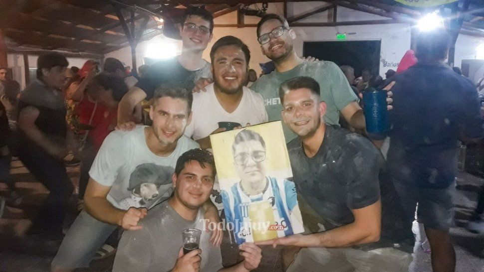 Cordobeses trajeron a su amigo a comadrear en una fotografía