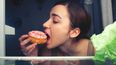 Por qué aparecen los antojos nocturnos y cómo reducirlos.