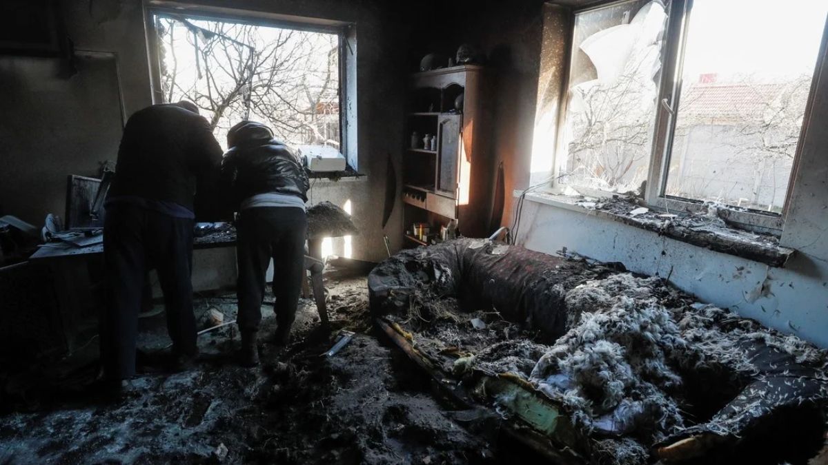 Las fuerzas invasoras mantienen los ataques contra la capital, Kiev, que decretó un toque de queda de 36 horas.