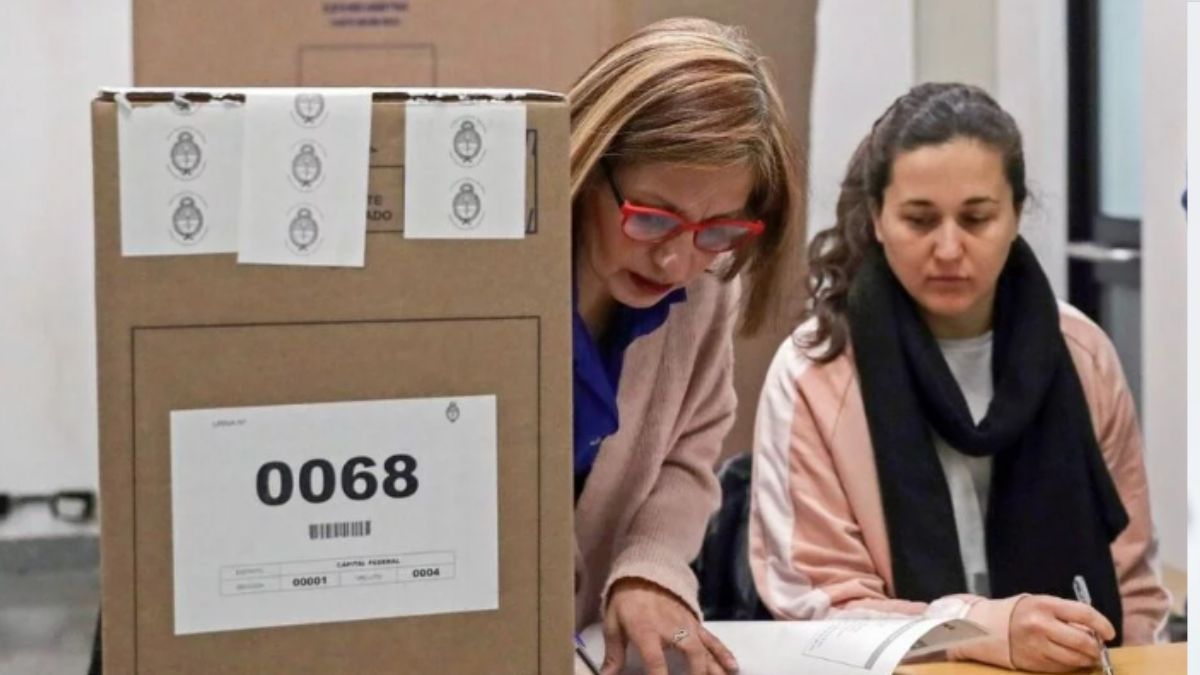 que pasa si el presidente de mesa no se presenta en el centro de votacion