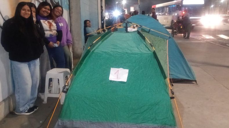 Fanáticos de Cazzu acampan en el estadio 23 de Agosto