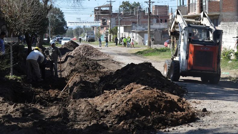 Obras de cordón cuneta y badenes en Alto Comedero