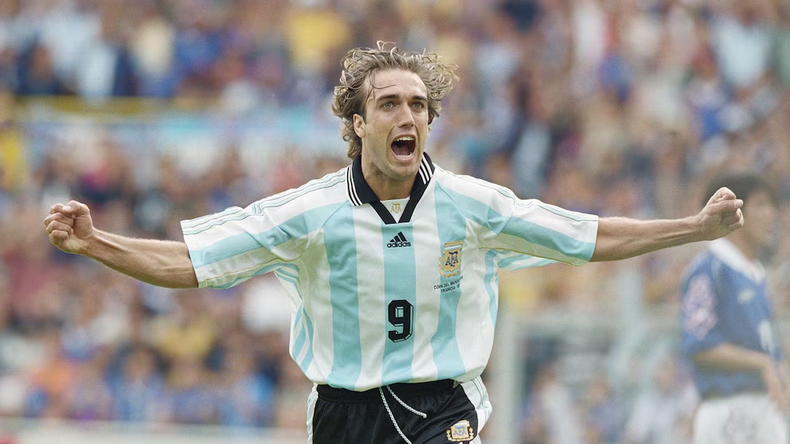 Gabriel Batistuta festeja su gol ante Japón, el único del primer partido de Francia '98, debut de la selección asiática en los Mundiales Gabriel Batistuta festeja su gol ante Japón, el único del primer partido de Francia '98, debut de la selección asiática en los Mundiales