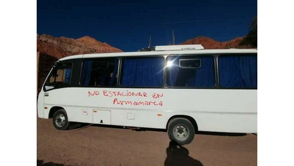 Dañaron colectivos turísticos salteños en Purmamarca