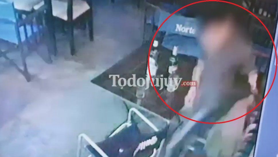 Le robaron la campera a un turista con el pasaporte y no puede volver a Brasil