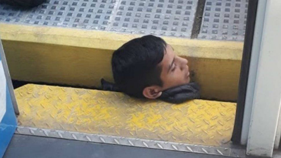 Dramático rescate a un joven que quedó atrapado en las vías del tren