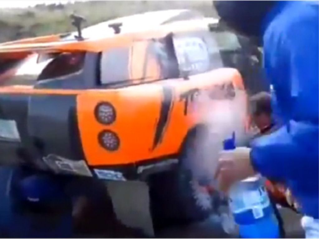Gordon apagando incendio con el sifón
